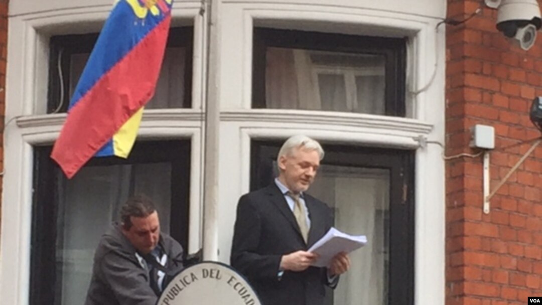 Džulijan Asanž obraća se novinarima s balkona ekvadorske ambasade u Londonu