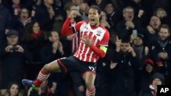 Virgil van Dijk de Southampton célébrant son but en Europa League contre Internazionale à Londres le 3 Novembre 2016.