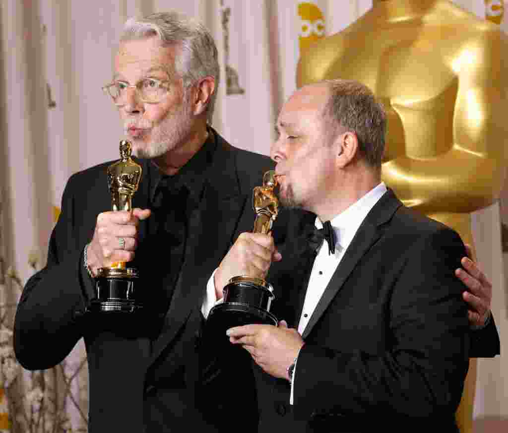Mark Coulier (a la izquierda) y J. Roy Helland, reciben el premio a mejor maquillaje por su trabajo en "La mujer de hierro".