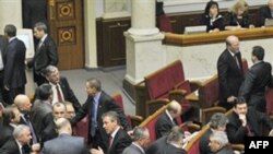 БЮТ заблокував парламент, вимагаючи звільнити Тимошенко