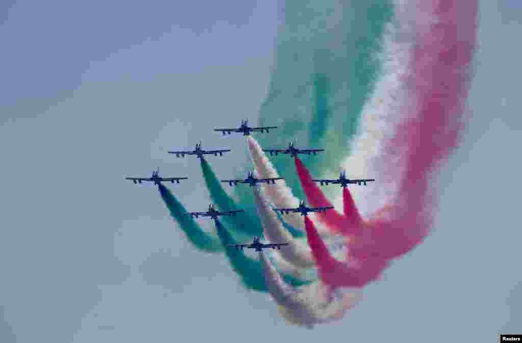 ក្រុម Frecce Tricolori សម្តែងការហោះហើរមុនពេលប្រកួត Italian Formula One Grand Prix សម្រាប់ឆ្នាំ២០១៧ នៅក្នុងក្រុង Monza ប្រទេសអ៊ីតាលី។