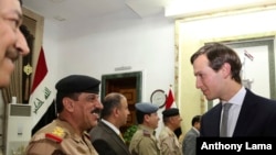 Le gendre et principal conseiller du président Donald Trump, Jared Kushner, salue des officiels à son arrivée au ministère de la Défense à Bagdad, Irak, 3 avril 2017.