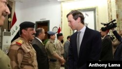 Jared Kushner, menantu Trump sekaligus penasihat senior, tiba di Kemenhan Irak di Baghdad, Irak, hari Senin 3 April 2017 (foto: AP Photo)