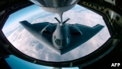 Un bombardero estadounidense B-2 Spirit se surte de combustible en el aire sobre el Océano Pacífico, el 4 de abril de 2005, en una fotografía divulgada por el Departamento de Defensa de Estados Unidos. (ARCHIVO: AP)