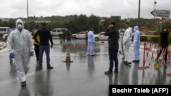 La police médico-légale tunisienne enquête sur le site d'une attaque contre des officiers de la Garde nationale tunisienne le 6 septembre 2020 à Sousse, au sud de la capitale Tunis.