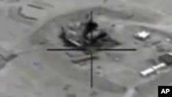 Ảnh vệ tinh do Bộ Quốc phòng Mỹ công bố cho thấy vụ không kích Nhà máy lọc dầu Jeribe West tại Syria.