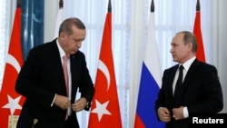 지난 9일 러시아 블라디보스토크에서 정상회담에 이어 공동회견을 진행하고 있는 레제프 타이이프 에르도안(왼쪽) 터키 대통령과 블라디미르 푸틴 러시아 대통령. 