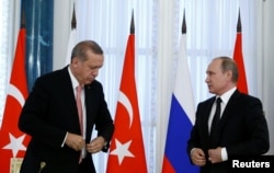 Russian President Vladimir Putin and Turkish President Tayyip Erdogan attend a news conference following their meeting in St. Petersburg, Russia, Aug. 9, 2016.