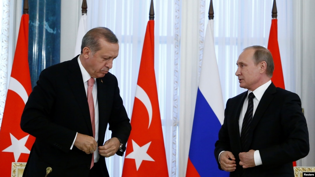 Presiden Rusia Vladimir Putin dan Presiden Turki Recep Tayyip Erdogan dalam konferensi pers di St. Petersburg, Rusia (9/8). (Reuters/Sergei Karpukhin)
