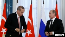 Presiden Rusia Vladimir Putin dan Presiden Turki Recep Tayyip Erdogan dalam konferensi pers di St. Petersburg, Rusia (9/8). (Reuters/Sergei Karpukhin)