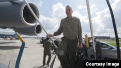 Le général Joe Dunford embarque à bord d'un avion, le 19 mai 2016. (DOD News)