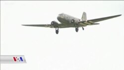 بەردانەوەی شیرینی بۆ منداڵانی بەرلین لەلایەن فڕۆکەوانێکی ئەمەریکاوە