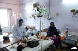 پاکستان کے ایک اسپتال میں خسرہ کے شکار بچوں کا علاج ہو رہا ہے ، فائل فوٹو