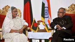 印度總統慕克吉(右)星期日在達卡與孟加拉總理哈西娜會面。