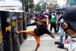 Demonstran bentrok dengan polisi saat protes terhadap UU Cipta Kerja yang kontroversial di Jakarta, 8 Oktober 2020. (Foto: REUTERS/Ajeng Dinar Ulfiana)