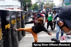 Demonstran bentrok dengan polisi saat protes terhadap UU Cipta Kerja yang kontroversial di Jakarta, 8 Oktober 2020. (Foto: REUTERS/Ajeng Dinar Ulfiana)