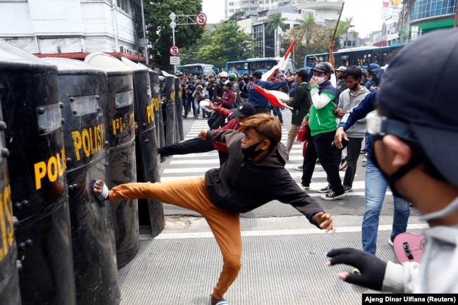 Demonstran bentrok dengan polisi saat protes terhadap UU Cipta Kerja yang kontroversial di Jakarta, 8 Oktober 2020. (Foto: REUTERS/Ajeng Dinar Ulfiana)
