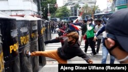 Demonstran bentrok dengan polisi saat protes terhadap UU Cipta Kerja yang kontroversial di Jakarta, 8 Oktober 2020. (Foto: REUTERS/Ajeng Dinar Ulfiana) 