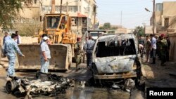 이라크 보안 요원들이 5일 차량 폭탄 공격 현장을 조사하고 있다.
