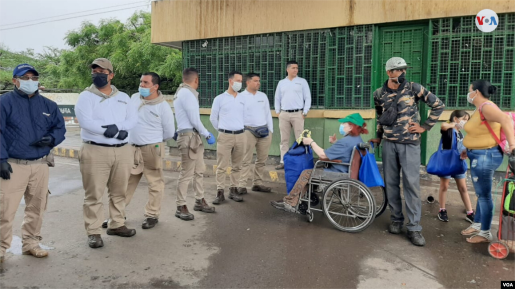 Las autoridades guiaron a las personas que esperaban para regresar a Venezuela. (Foto: Hugo Echeverry)