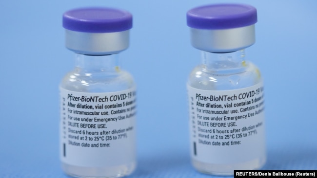 Botol vaksin Pfizer-BioNTech digambarkan di pusat vaksinasi. (Foto: Reuters/Denis Balibouse)