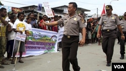 Para polisi berusaha mengatur para demonstran di Abepura, Papua (2/8). Mabes Polri menambah 300 personilnya di Papua seiring dengan meningkatnya eskalasi kekerasan.