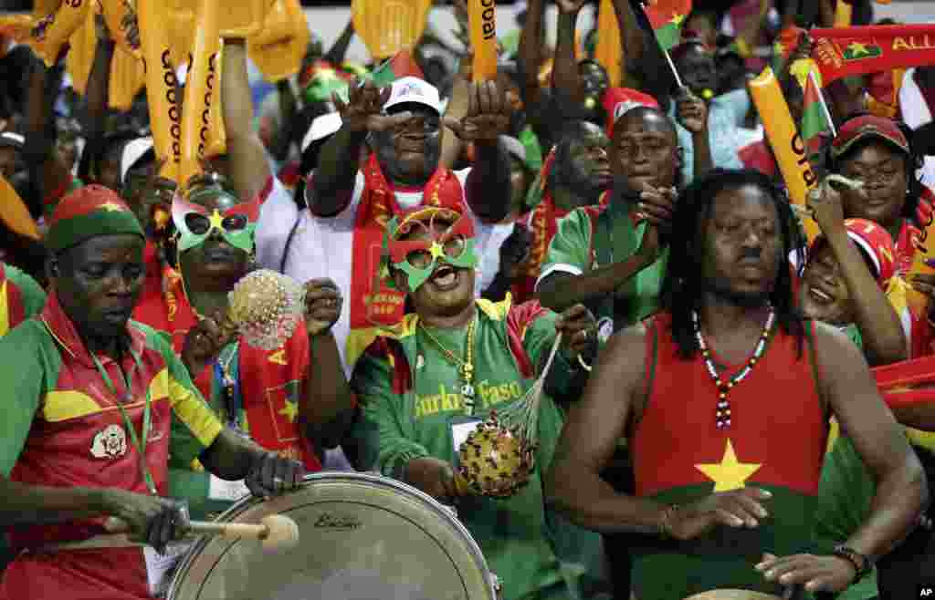 Les supporters du Burkina Faso jouent de la musique sur les stands en attendant le début du match de demi-finale de la Coupe d&#39;Afrique des Nations entre le Burkina Faso et l&#39;Egypte au Stade de l&#39;Amitié, le 1er février 2017.