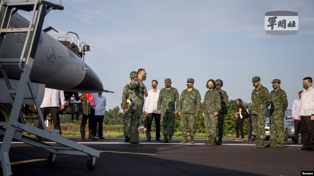 台湾总统蔡英文在屏东举行的年度汉光军演期间视察台湾空军起飞降落的演习。（2021年9月１５日）(photo:VOA)