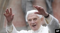 Pope Benedict XVI waves to the crowd in front of Erfurt Cathedral in Erfurt, eastern Germany, September 23, 2011.