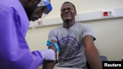 一名伊波拉倖存者2015年6月17日在利比里亞參與伊波拉研究實驗。