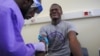 几内亚医务工作者为已经恢复健康的埃博拉病人抽血用于疫苗研发的一部分。资料照， 摄于2015年6月17日