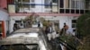 Warga Afghanistan memeriksa kerusakan rumah keluarga Ahmadi setelah serangan pesawat tak berawak AS di Kabul, Afghanistan. (Foto: AP)