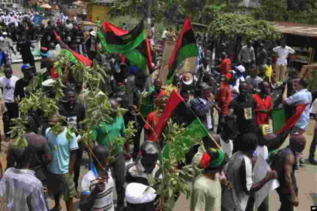 Wani gungun jama’a suna tunawa da rayuwar shugaban kungiyar Biafra Dim Chukwuemeka Ojukwu suna jerin gwano a kan titin Nnewi, Najeriya ranar Larabar 29 ga Fabrairu, 2012. Ana shirin jana’izar shugaban yakin basasan Biafran ranar jumma’a a birnin da ya