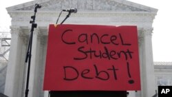 Natpis "Poništiti studentske dugove" ispred američkog Vrhovnog suda (Foto: AP Photo/Mariam Zuhaib)