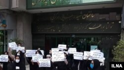 A group of Iranian teachers protested in Tehran, تجمع اعتراضی گروهی از معلمان نهضت سوادآموزی مقابل ساختمان وزارت آموزش و پرورش