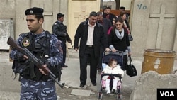 Polisi Irak melakukan penjagaan ketat di pintu masuk sebuah gereja di Baghdad, Irak, Natal tahun 2009.