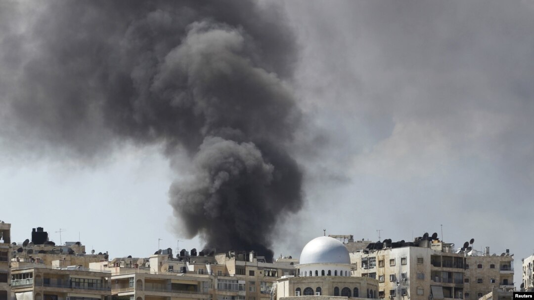 Khói bốc lên trong thành phố Aleppo sau cuộc oanh kích máy bay chiến đấu của lực lượng không quân Syria 