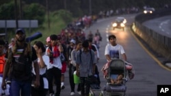 Migrantes caminan por la carretera Huixtla con la esperanza de llegar a la frontera norte de México y finalmente a Estados Unidos, en Huehuetán, sur de México, el 6 de noviembre de 2024.