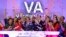David Crus, tercero desde la izquierda en la primera línea, presidente de Virgin America, es aplaudido y bañado en confeti con el lanzamiento de las acciones de la aerolínea.