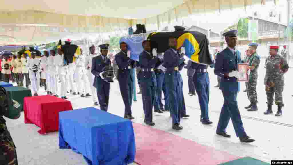 Miili ya wanajeshi 14 ikiwasili katika viwanja vya Makao Makuu ya JWTZ kwa ajili ya sherehe ya kuagwa