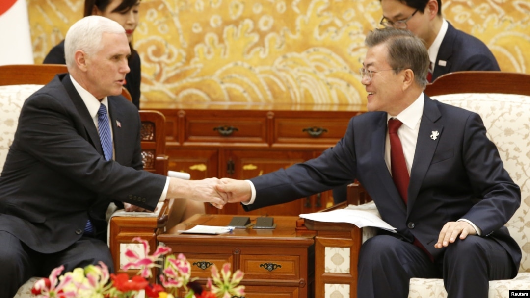 El vicepresidente Mike Pence estrecha la mano del presidente surcoreano, Moon Jae-in, en la Caza Azul de Seúl, el jueves 8 de febrero.