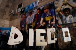 Muestras de dolor y despedida por la muerte de Diego Armando Maradona en Nápoles, Italia, el 26 de noviembre de 2020.