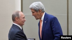 2016年9月5日，俄罗斯总统普京（左）与美国国务卿克里握手。普京随后与参加G20 峰会的美国总统奥巴马举行了会谈。