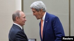 Tổng thống Nga Vladimir Putin (trái) chào đón Ngoại trưởng Hoa Kỳ John Kerry trước cuộc họp với Tổng thống Barack Obama bên lề Hội nghị Thượng đỉnh G-20 ở Hàng Châu, Trung Quốc, ngày 5 tháng 9 năm 2016.
