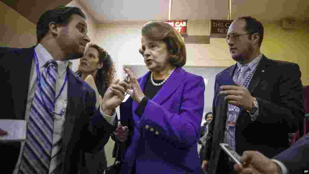 La présidente du&nbsp;Comité du renseignement du Sénat, la sénatrice Dianne Feinstein, est devant des journalistes à son arrivée pour publier un rapport sur les techniques d&#39;interrogatoire brutales de la CIA, Washington, le 9 décembre 2014.