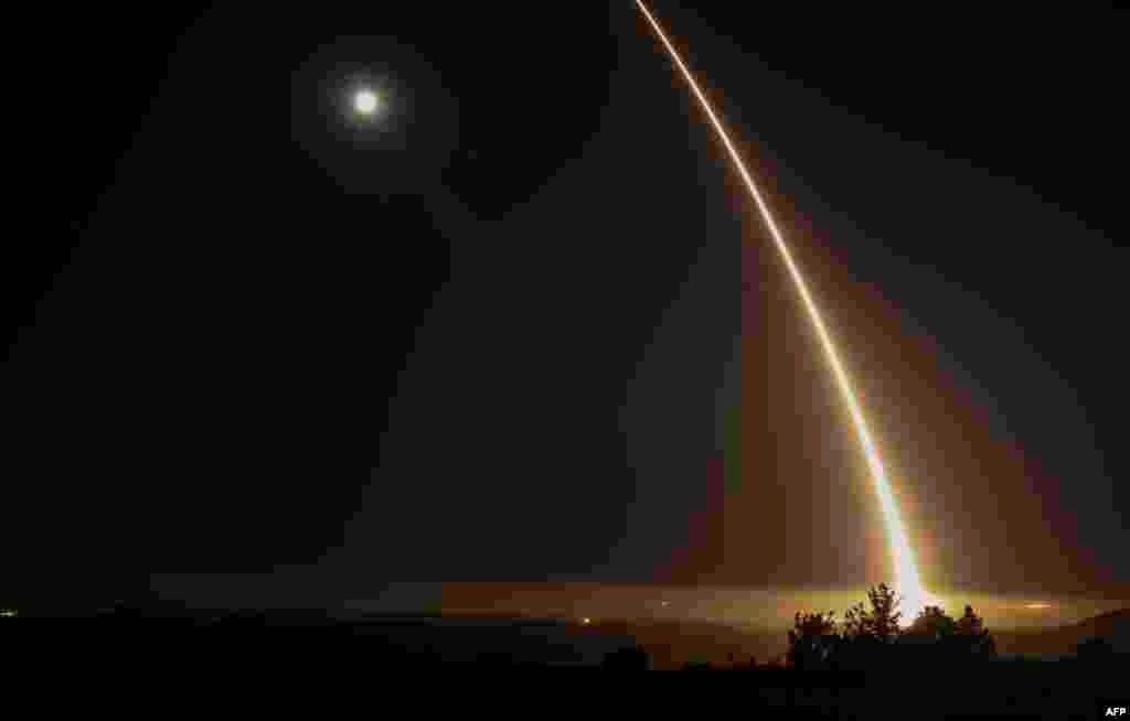 Secercah jejak cahaya tampak di langit malam terlihat ketika militer AS melakukan uji coba dengan menembakkan rudal balistik antar benua yang tidak dipersenjatai di Lanud Vanderbilt, sekita 209 kilometer barat daya Los Angeles, California.