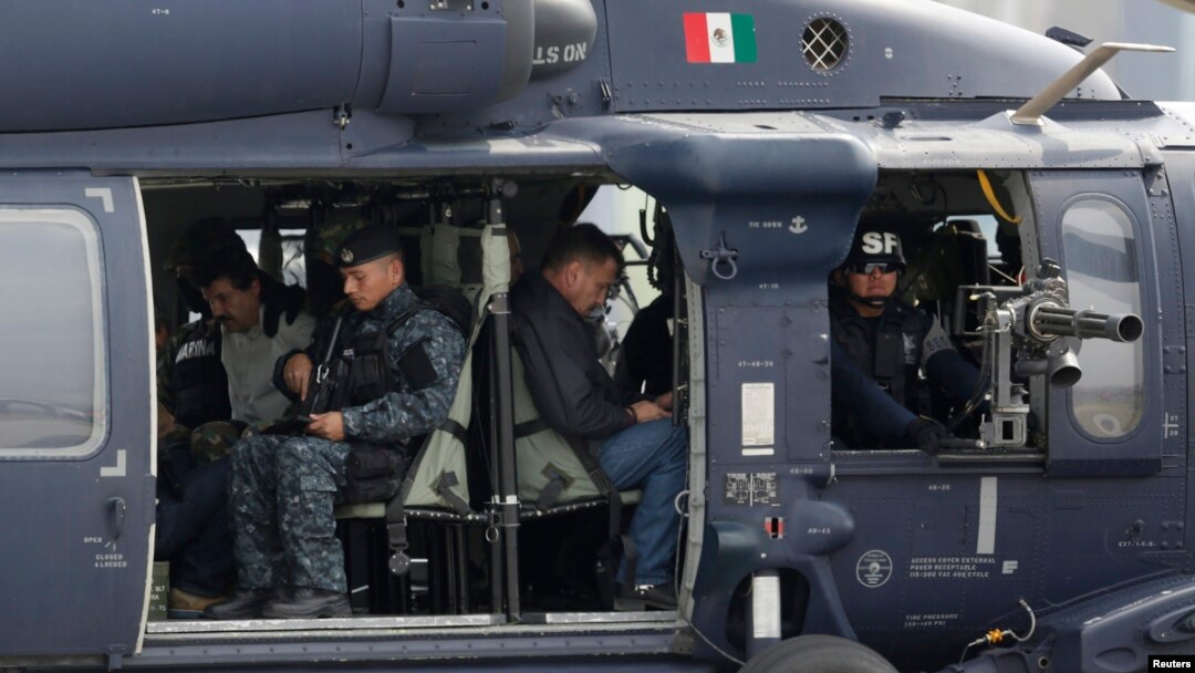Joaquin "El Chapo" Guzman dalam helikopter polisi di pangkalan udara Angkatan Laut di Mexico City (22/2). 
