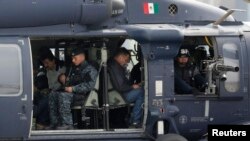 Joaquin "El Chapo" Guzman dalam helikopter polisi di pangkalan udara Angkatan Laut di Mexico City (22/2). 