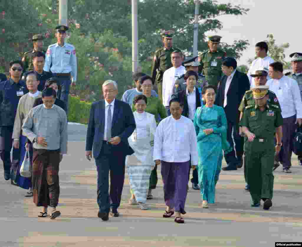 သမၼတဦးထင္ေက်ာ္နဲ႔ ဇနီး ေဒၚစုစုလြင္၊ ႏုိင္္ငံေတာ္ အတိုုင္ပင္ခံပုဂၢိဳလ္ ေဒၚေအာင္ဆန္းစုၾကည္တို႔ကို ဒုတိယ သမၼတႏွစ္ဦး၊ တပ္မေတာ္ ကာကြယ္ေရးဦးစီးခ်ဳပ္ ဗိုလ္ခ်ဳပ္မွဴးႀကီး မင္းေအာင္လိႈင္တို႔ က ေနျပည္ေတာ္ေလဆိပ္ မွာ လိုက္ပို႔ၾကစဥ္။ (သမၼတ႐ံုး)