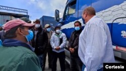 El viceministro Benjamín Blanco se reúne con transportistas bolivianos en la frontera con Chile. [Foto: Cancillería Bolivia]